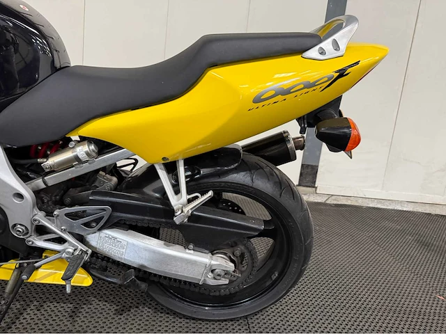 Honda - sport - cbr 600 f - motorfiets - 2000 - afbeelding 11 van  22
