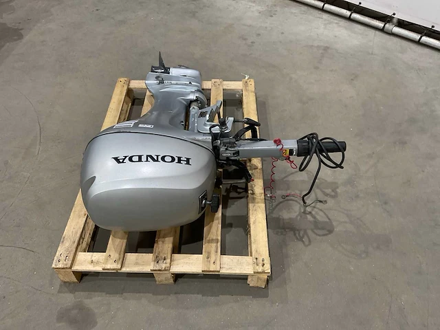 Honda 20 langstaart buitenboordmotor - afbeelding 7 van  13