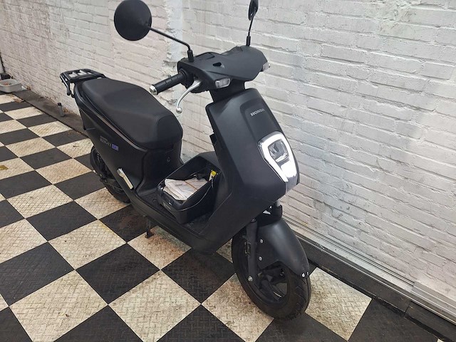 Honda em1 45 km elektrische bromscooter - afbeelding 7 van  7