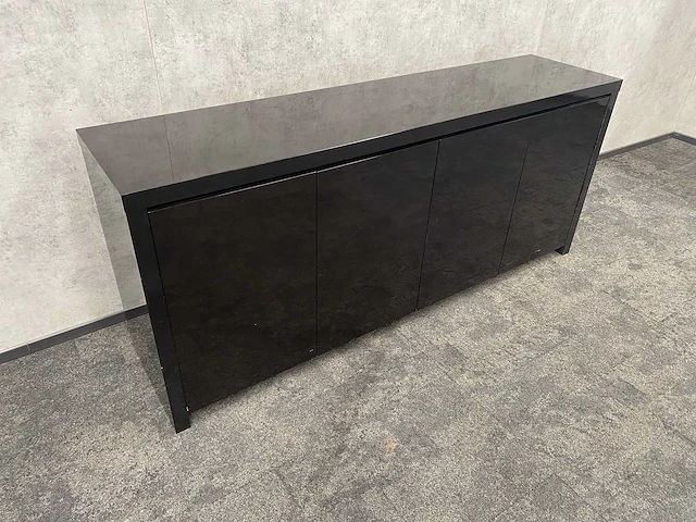 Hoogglans zwart 4-deurs dressoir - afbeelding 1 van  5