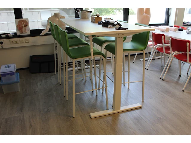 Hoog/laag tafel met zes krukken met kunstlederen bekleding. afmeting blad 180 x 80 cm. tafel dient afgestel... - afbeelding 1 van  2