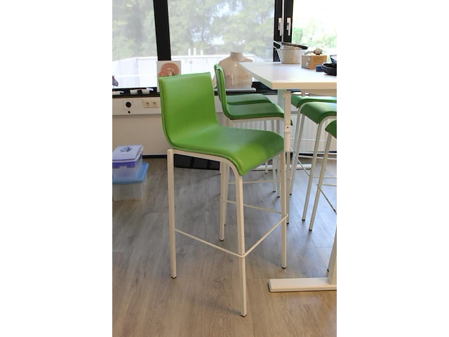 Hoog/laag tafel met zes krukken met kunstlederen bekleding. afmeting blad 180 x 80 cm. tafel dient afgestel... - afbeelding 2 van  2