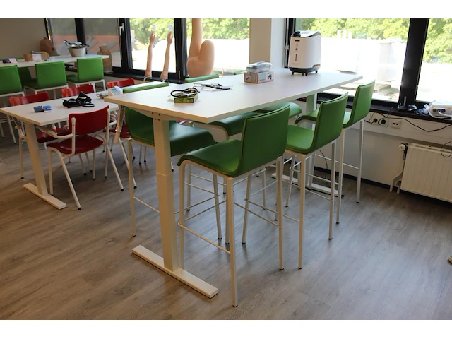 Hoog/laag tafel met zes krukken met kunstlederen bekleding. afmeting blad 180 x 80 cm. - afbeelding 1 van  4