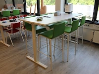Hoog/laag tafel met zes krukken met kunstlederen bekleding. afmeting blad 180 x 80 cm.