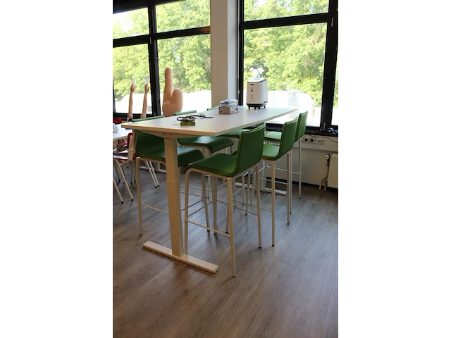 Hoog/laag tafel met zes krukken met kunstlederen bekleding. afmeting blad 180 x 80 cm. - afbeelding 2 van  4