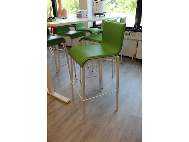 Hoog/laag tafel met zes krukken met kunstlederen bekleding. afmeting blad 180 x 80 cm. - afbeelding 3 van  4