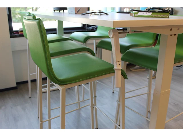 Hoog/laag tafel met zes krukken met kunstlederen bekleding. afmeting blad 180 x 80 cm. - afbeelding 4 van  4