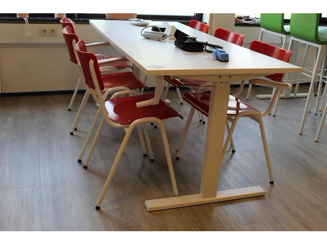 Hoog/laag tafel met zes stoelen met kunststoffen zitting - afbeelding 1 van  2