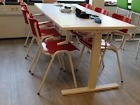 Hoog/laag tafel met zes stoelen met kunststoffen zitting - afbeelding 1 van  2