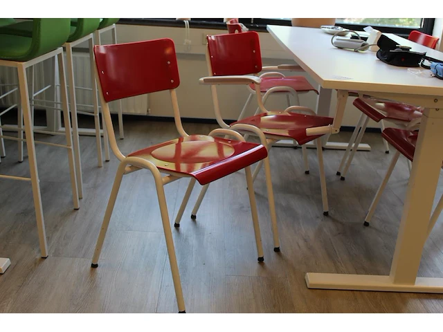 Hoog/laag tafel met zes stoelen met kunststoffen zitting - afbeelding 2 van  2