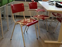 Hoog/laag tafel met zes stoelen met kunststoffen zitting - afbeelding 2 van  2