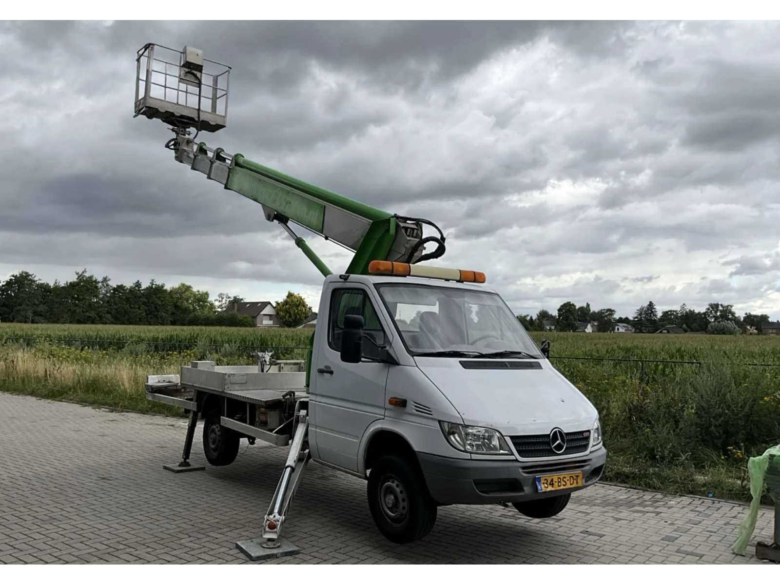 Hoogwerker, heftrucks, elektromotoren en diverse machines