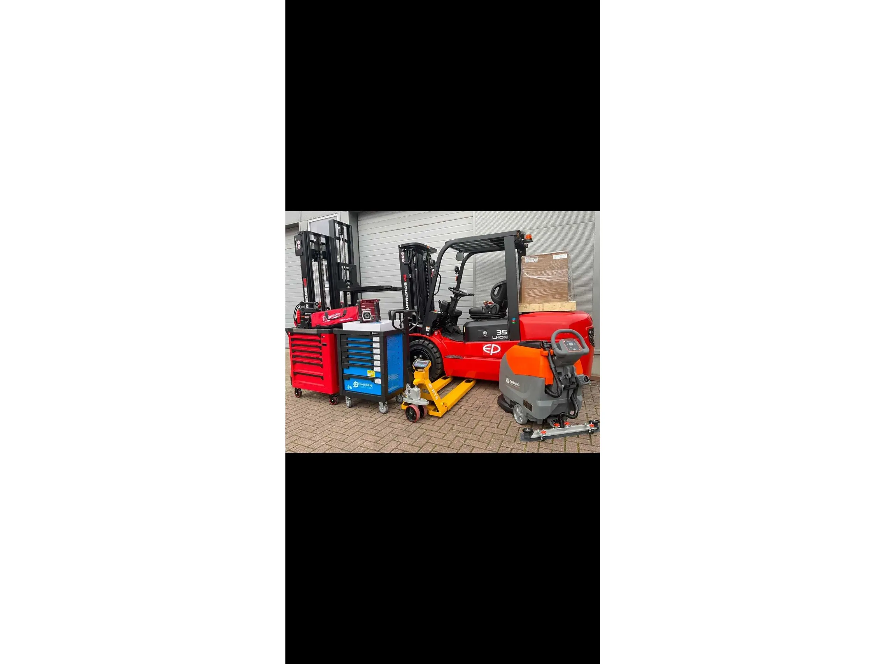 Hoogwerkers , pallettrucks , heftrucks , stapelaars , generatoren en gereedschappen