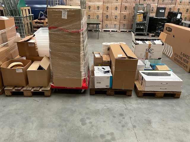Horeca-accesoires op 3 pallets en 1 kar - afbeelding 1 van  15