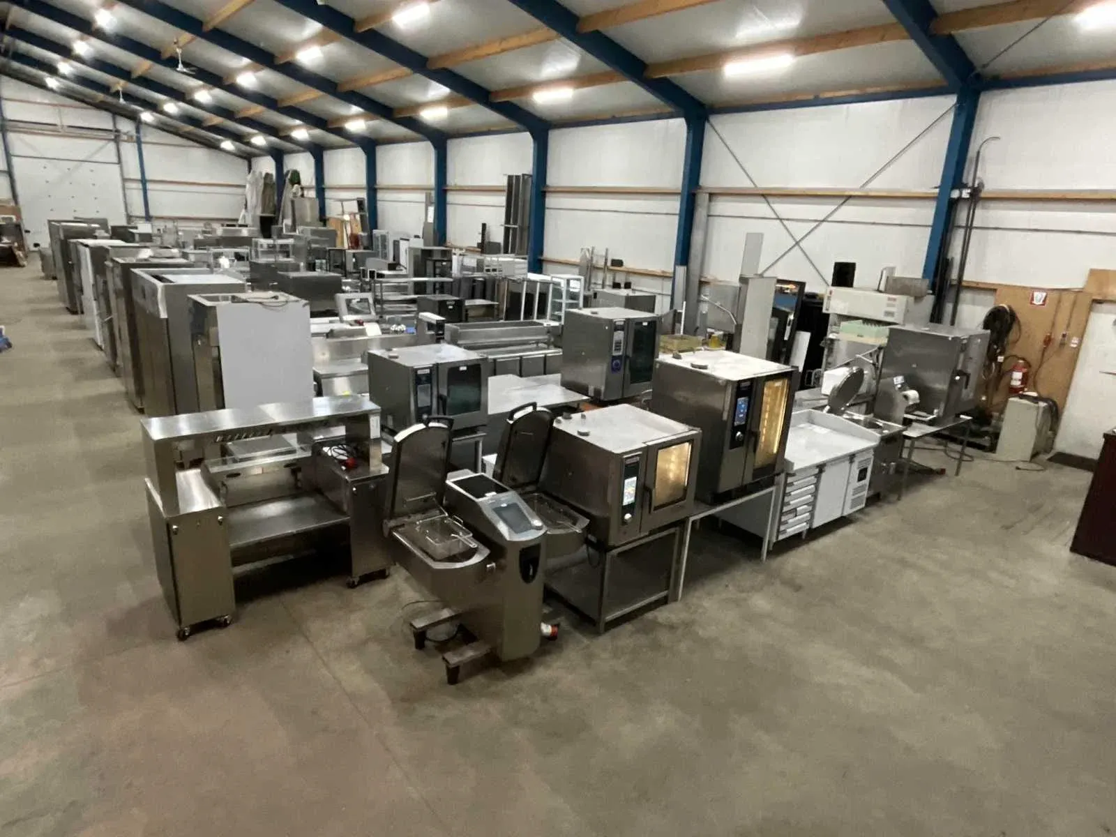 Horeca apparatuur: steamers, bakwanden, grillplaten en koelwerkbanken