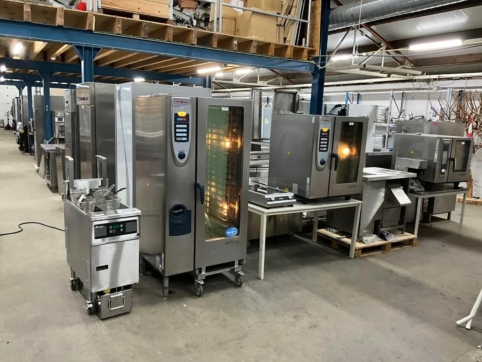 Horeca apparatuur: steamers, bakwanden, grillplaten en koelwerkbanken