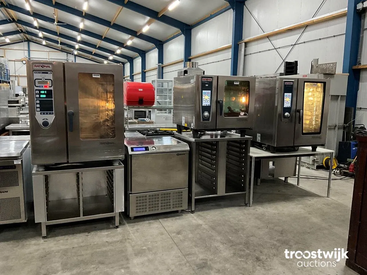 Horeca apparatuur: steamers, bakwanden, grillplaten en koelwerkbanken
