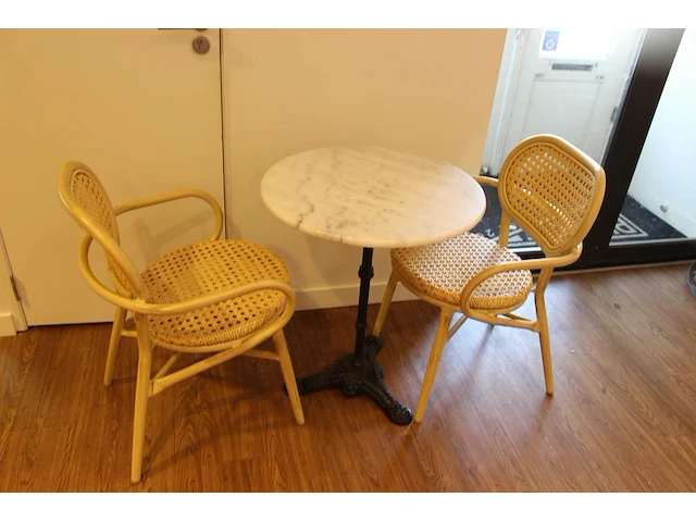 Horeca terrasmeubilair bestaande uit 13 tafels met hardstenen blad en 32 stoelen met kunstrotan zitting. ta... - afbeelding 2 van  5