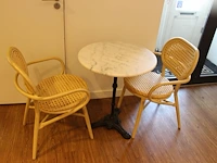 Horeca terrasmeubilair bestaande uit 13 tafels met hardstenen blad en 32 stoelen met kunstrotan zitting. ta... - afbeelding 2 van  5