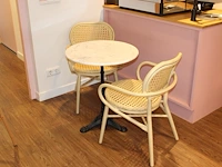Horeca terrasmeubilair bestaande uit 13 tafels met hardstenen blad en 32 stoelen met kunstrotan zitting. ta... - afbeelding 3 van  5