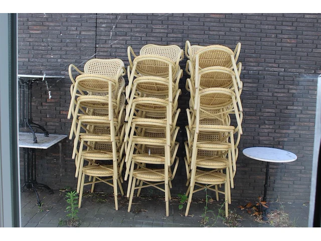 Horeca terrasmeubilair bestaande uit 13 tafels met hardstenen blad en 32 stoelen met kunstrotan zitting. ta... - afbeelding 4 van  5