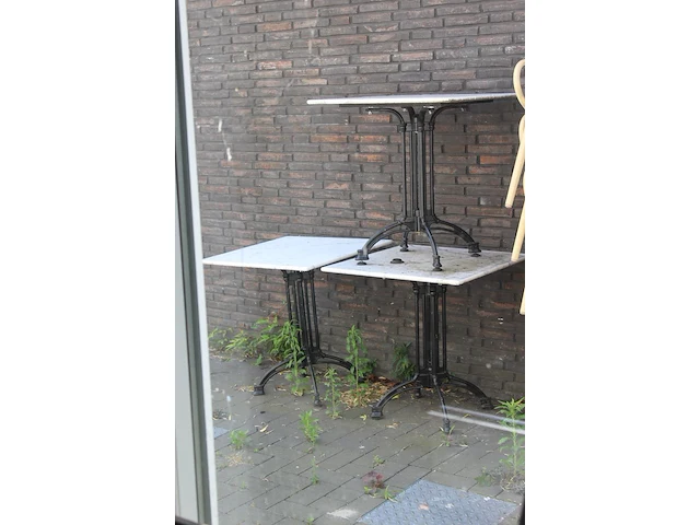 Horeca terrasmeubilair bestaande uit 13 tafels met hardstenen blad en 32 stoelen met kunstrotan zitting. ta... - afbeelding 5 van  5
