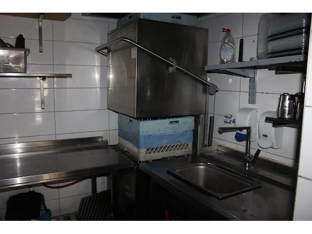 Horeca vaatwasser zanussi nht in hoekopstelling met aan- en afvoertafel met spoelbak. afmeting 195 x 198 cm... - afbeelding 1 van  4