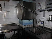 Horeca vaatwasser zanussi nht in hoekopstelling met aan- en afvoertafel met spoelbak. afmeting 195 x 198 cm... - afbeelding 1 van  4