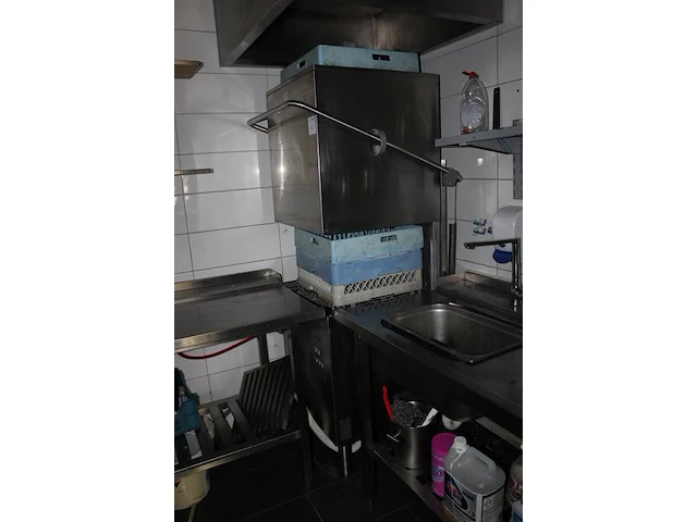 Horeca vaatwasser zanussi nht in hoekopstelling met aan- en afvoertafel met spoelbak. afmeting 195 x 198 cm... - afbeelding 2 van  4