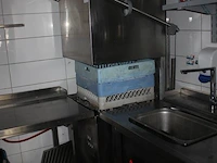 Horeca vaatwasser zanussi nht in hoekopstelling met aan- en afvoertafel met spoelbak. afmeting 195 x 198 cm... - afbeelding 2 van  4