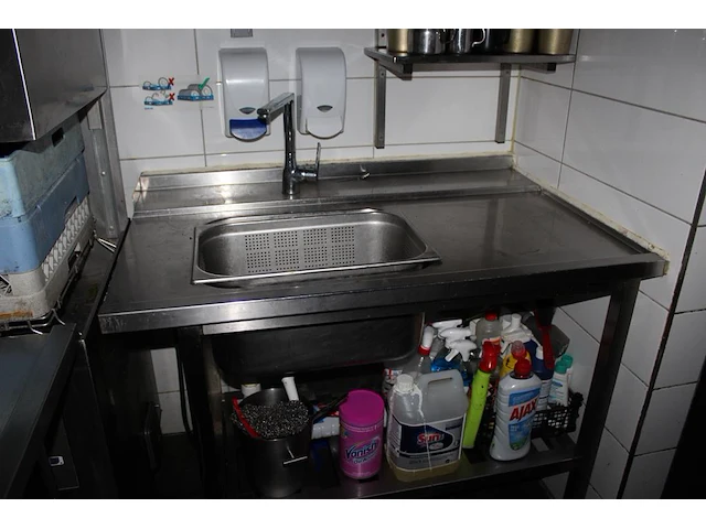 Horeca vaatwasser zanussi nht in hoekopstelling met aan- en afvoertafel met spoelbak. afmeting 195 x 198 cm... - afbeelding 4 van  4