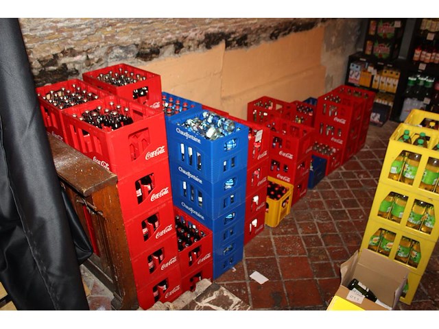 Horecaflesjes frisdrank in 47 volle en 11 aangebroken kratten waaronder cola, cola zero, ice tea, bitter le... - afbeelding 1 van  3