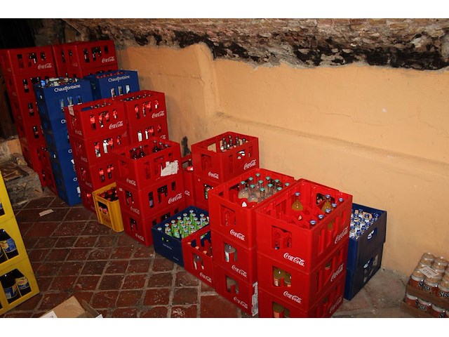 Horecaflesjes frisdrank in 47 volle en 11 aangebroken kratten waaronder cola, cola zero, ice tea, bitter le... - afbeelding 2 van  3