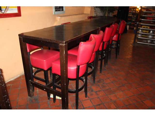 Horecameubilair bestaande uit 3 houten statafels met 6 barkrukken met kunstlederen bekleding. bekleding is ... - afbeelding 2 van  4