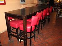 Horecameubilair bestaande uit 3 houten statafels met 6 barkrukken met kunstlederen bekleding. bekleding is ... - afbeelding 2 van  4