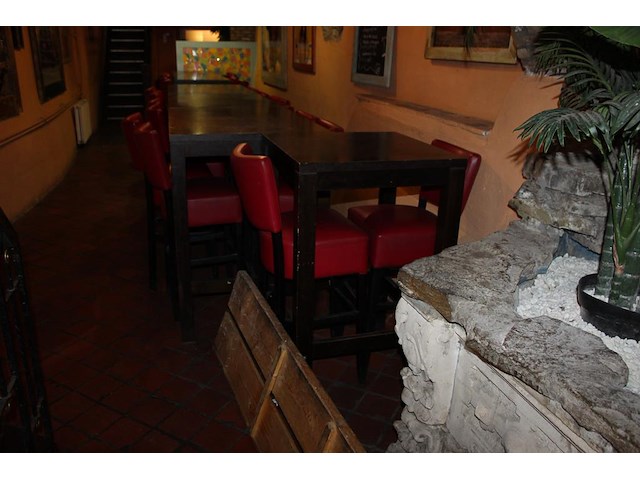 Horecameubilair bestaande uit 3 houten statafels met 6 barkrukken met kunstlederen bekleding. bekleding is ... - afbeelding 4 van  4