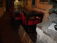 Horecameubilair bestaande uit 3 houten statafels met 6 barkrukken met kunstlederen bekleding. bekleding is ... - afbeelding 4 van  4