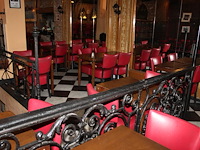 Horecameubilair bestaande uit 30 houten stoelen met kunstlederen bekleding, 9 houten tafels met afmeting 70... onderdeel van combinatiekavel combinatiekavel van kavel c006, c011 en c012 zijnde 90 horecastoelen en 36 houten tafels. - afbeelding 3 van  6