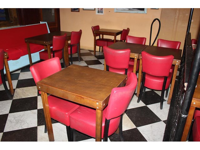 Horecameubilair bestaande uit 30 houten stoelen met kunstlederen bekleding, 9 houten tafels met afmeting 70... onderdeel van combinatiekavel combinatiekavel van kavel c006, c011 en c012 zijnde 90 horecastoelen en 36 houten tafels. - afbeelding 1 van  6