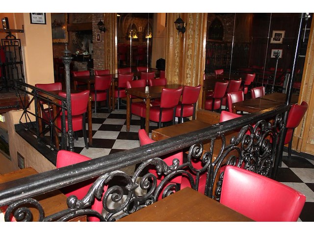Horecameubilair bestaande uit 30 houten stoelen met kunstlederen bekleding, 9 houten tafels met afmeting 70... onderdeel van combinatiekavel combinatiekavel van kavel c006, c011 en c012 zijnde 90 horecastoelen en 36 houten tafels. - afbeelding 3 van  6