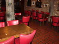 Horecameubilair bestaande uit 30 houten stoelen met kunstlederen bekleding, 9 houten tafels met afmeting 70... onderdeel van combinatiekavel combinatiekavel van kavel c006, c011 en c012 zijnde 90 horecastoelen en 36 houten tafels. - afbeelding 5 van  6