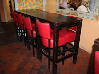 Horecameubilair bestaande uit 4 houten statafels met 16 barkrukken met kunstlederen bekleding. bekleding va...