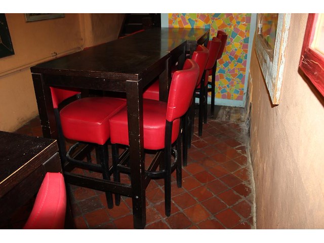 Horecameubilair bestaande uit 4 houten statafels met 16 barkrukken met kunstlederen bekleding. bekleding va... - afbeelding 2 van  3