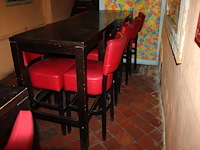 Horecameubilair bestaande uit 4 houten statafels met 16 barkrukken met kunstlederen bekleding. bekleding va... - afbeelding 2 van  3