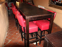 Horecameubilair bestaande uit 4 houten statafels met 16 barkrukken met kunstlederen bekleding. bekleding va... - afbeelding 3 van  3