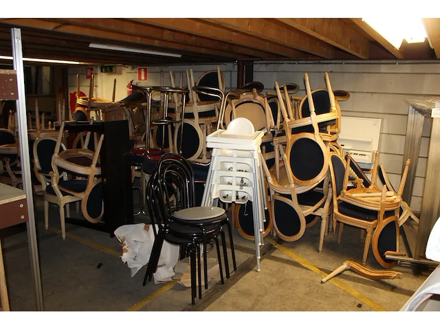 Horecameubilair waaronder eettafelstoelen, barkrukken en kinderstoelen. - afbeelding 1 van  2