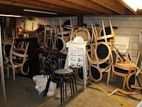 Horecameubilair waaronder eettafelstoelen, barkrukken en kinderstoelen. - afbeelding 1 van  2
