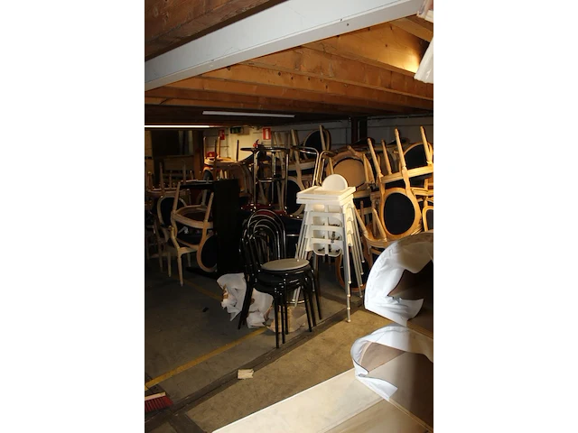 Horecameubilair waaronder eettafelstoelen, barkrukken en kinderstoelen. - afbeelding 2 van  2