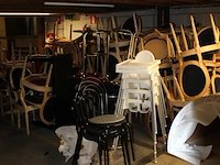 Horecameubilair waaronder eettafelstoelen, barkrukken en kinderstoelen. - afbeelding 2 van  2