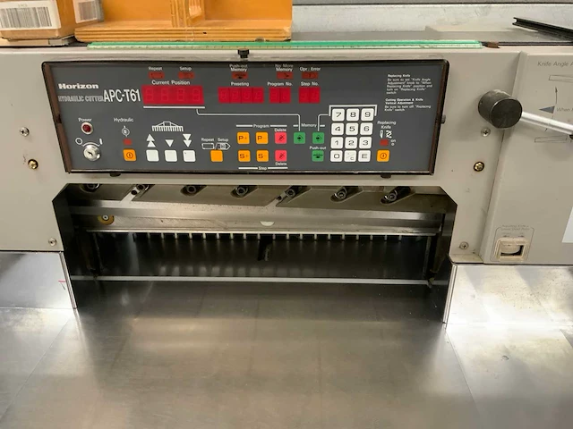 Horizon apc t160 papiersnijmachine met triltafel - afbeelding 3 van  11